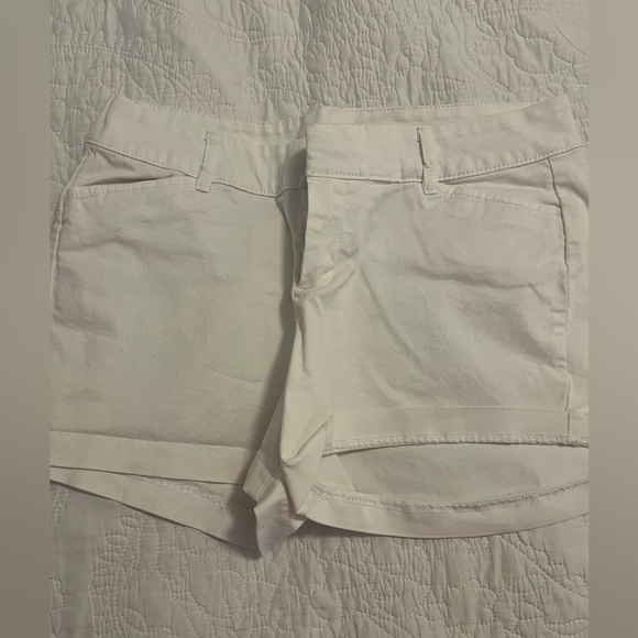Old Navy White Size 2 Bermuda Shorts with Relaxed Fit - Picture 1 of 3